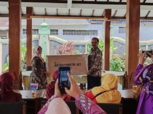 LURAH SINDUHARJO SERAHKAN BANTUAN ANTROPOMETRI KIT KEPADA 17 POSYANDU DI KALURAHAN SINDUHARJO