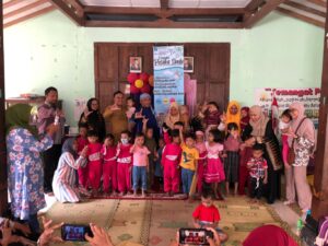 KUNJUNGAN PERPUSTAKAAN SARASWATI KALURAHAN SINDUHARJO KE PAUD INSAN MANDIRI